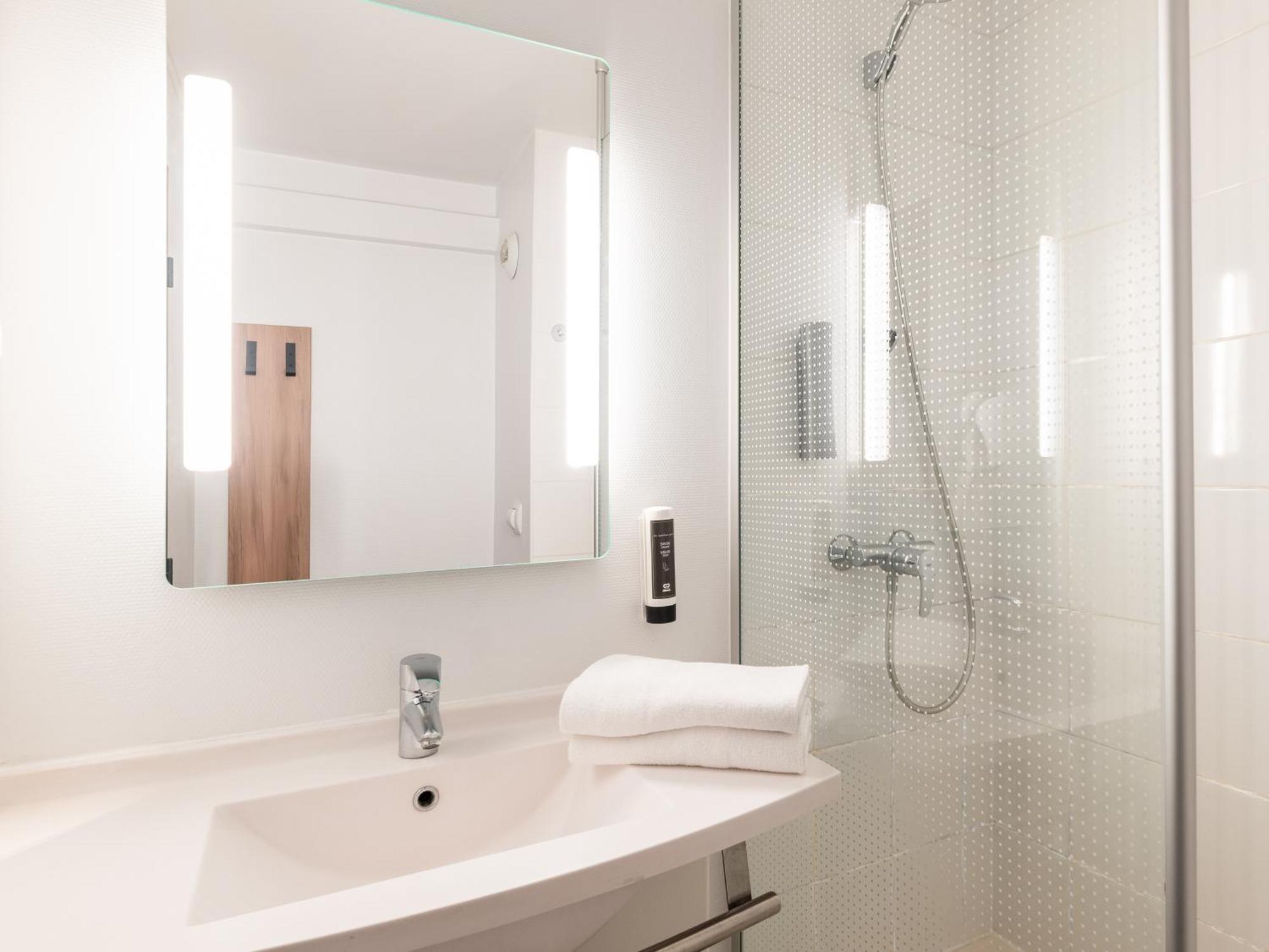 B&B Hotel Lyon Eurexpo Брон Номер фото